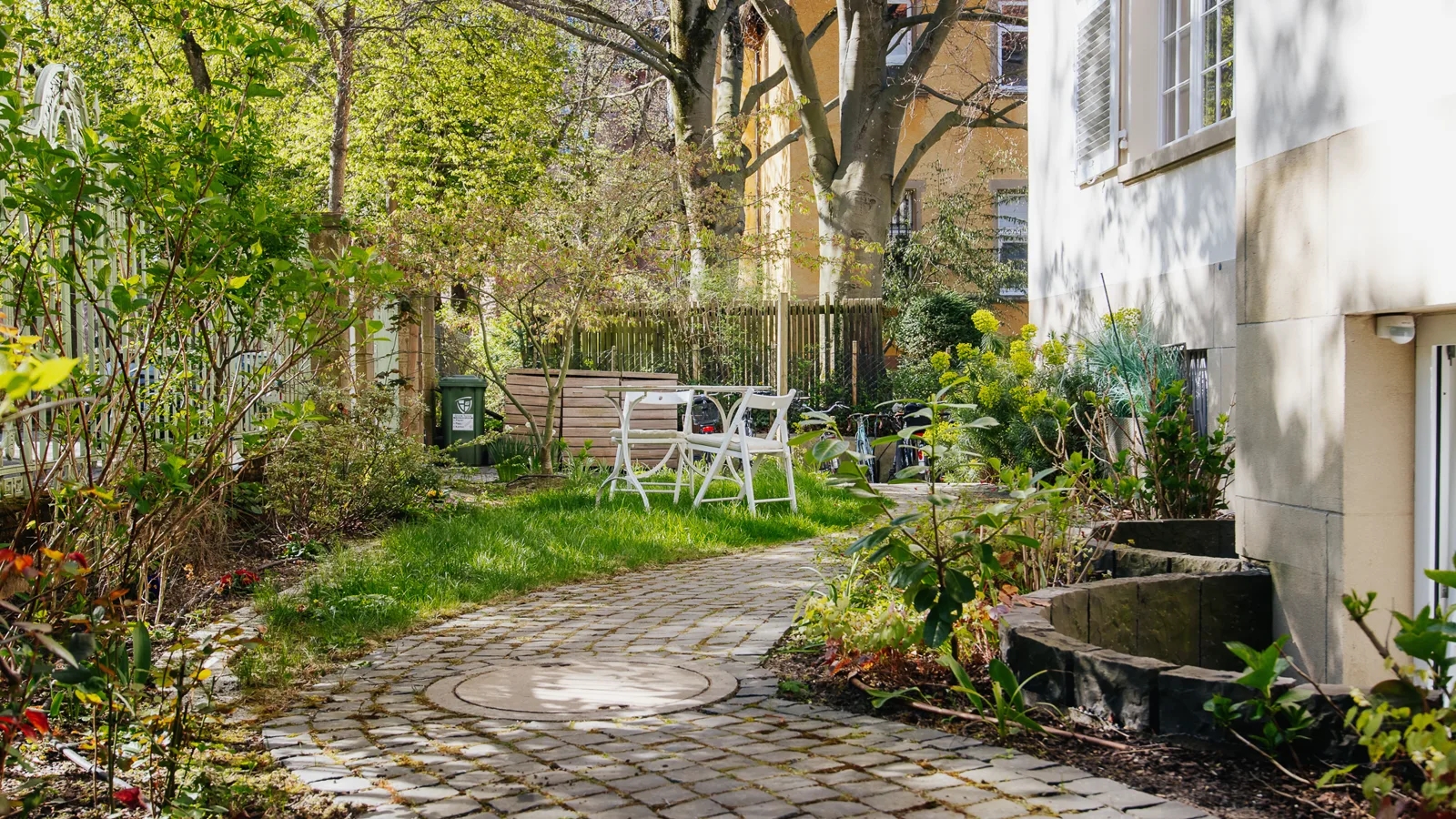 Innenhof der Villa Lerchenstraße 4 im Frühlingslicht